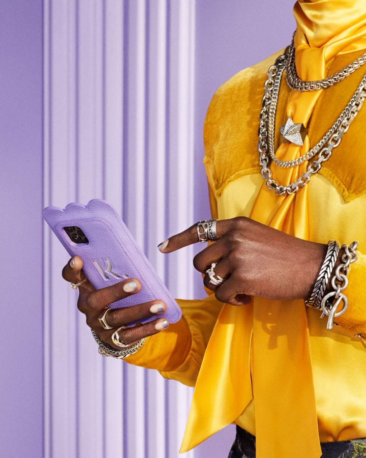 Hand holding a phone in an purple Klarna phonecase