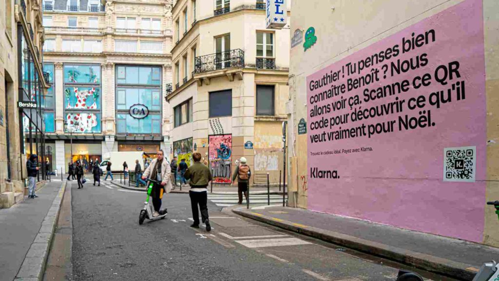 Klarna billboard ad in Paris