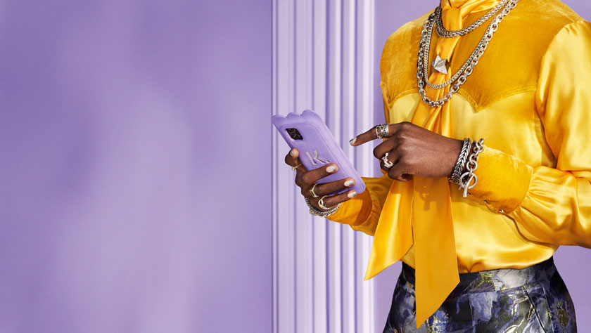 Woman with luxury clothes holding purple Klarna phone case