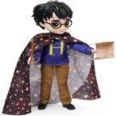 Spin Master Toys Spin Master Wizarding World Harry Potter, 20.3-cm Harry Potter Doll Gift Set with Invisibility Cloak and 5 Doll Accessories, Kids’ Toys for Ages 6 and up