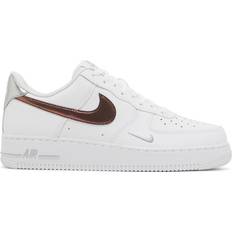 Kunststoff Sneakers Nike Air Force 1 '07 Low M - White/Wolf Grey/Metallic Silver/Picante Red