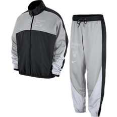 Herren - Lange Ärmel Jumpsuits & Overalls Nike Brooklyn Nets Starting 5 Courtside Men's NBA Graphic Print Tracksuit - Black/Flat Silver/White