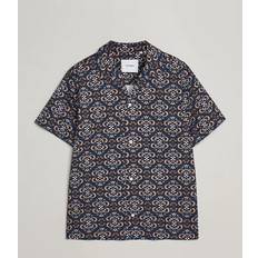Les Deux Bekleidung Les Deux Hendrix Printed Short Sleeve Shirt Dark Navy Blau Kurzarmhemd Grösse: