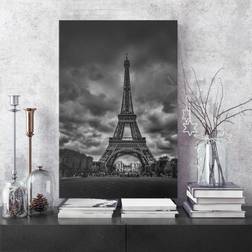 Ebern Designs Leinwandbild Schwarz-Weiß Hochformat Eiffelturm vor Wolken Wanddeko